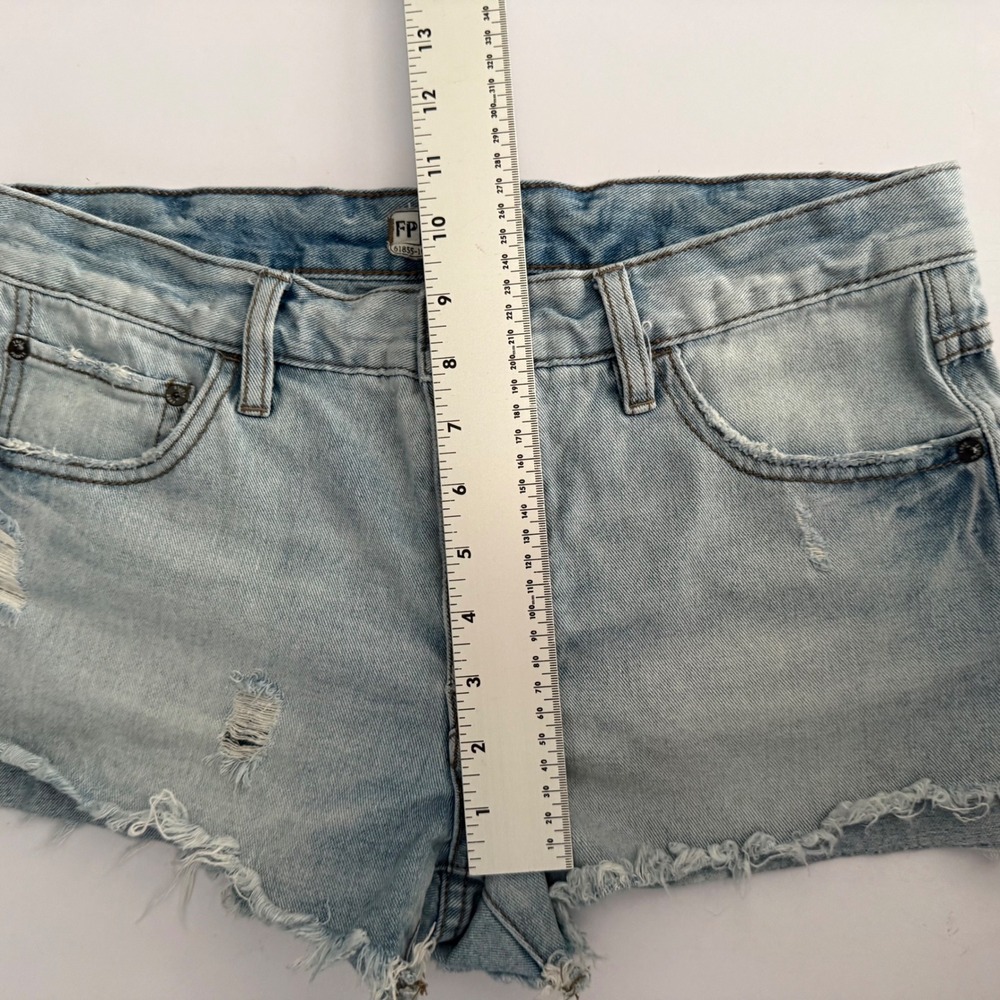 Free People Womens Light Wash Distressed Denim Cut Off Shorts Button Fly Size 27 - Picture 12 of 16
